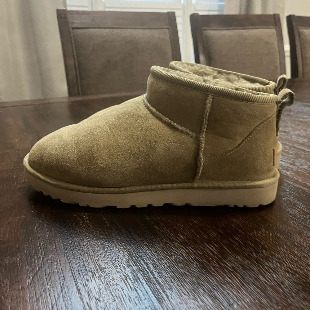 UGG Ultra Minis Women’s sz 10